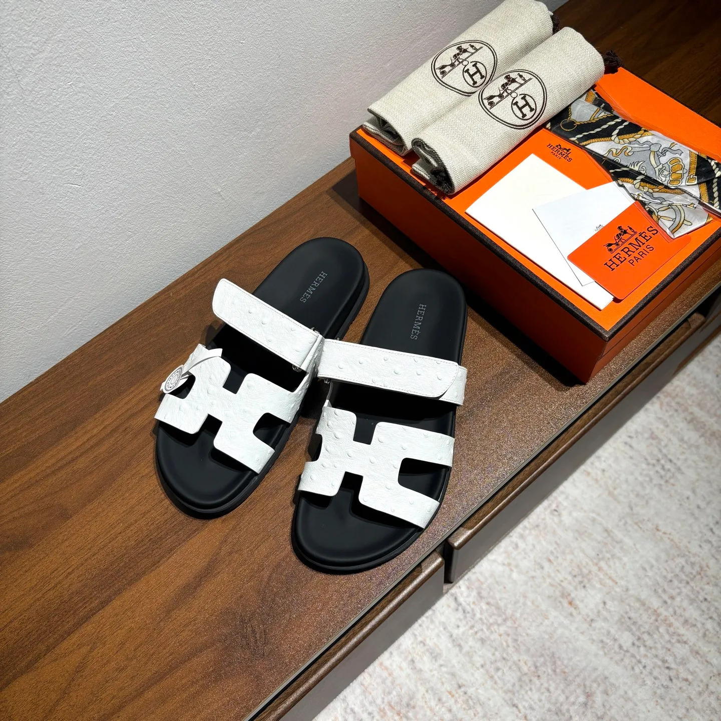 👟👟Ex-factory price 520👟👟 Men's size +10 Brand💗: HERMES Number💗: H8018-210199 Color💗: Ostrich pattern new color system Size 💗: 35 to 40 38-45 Upper material: imported calfskin Outsole material: Tpu anti-slip and wear-resistant outsole 🆕🆕🆕HERMES 2025 latest color matching, original purchased and dismantled, imported custom fabrics. All colors have been adjusted N times, striving to be zero different from the original! The top version for women 💰 Erjie's shoes that have become extremely popular recently - chypre sandals, which are comfortable for all ages and are cute and cute. Paired with various colored socks, it’s so trendy
